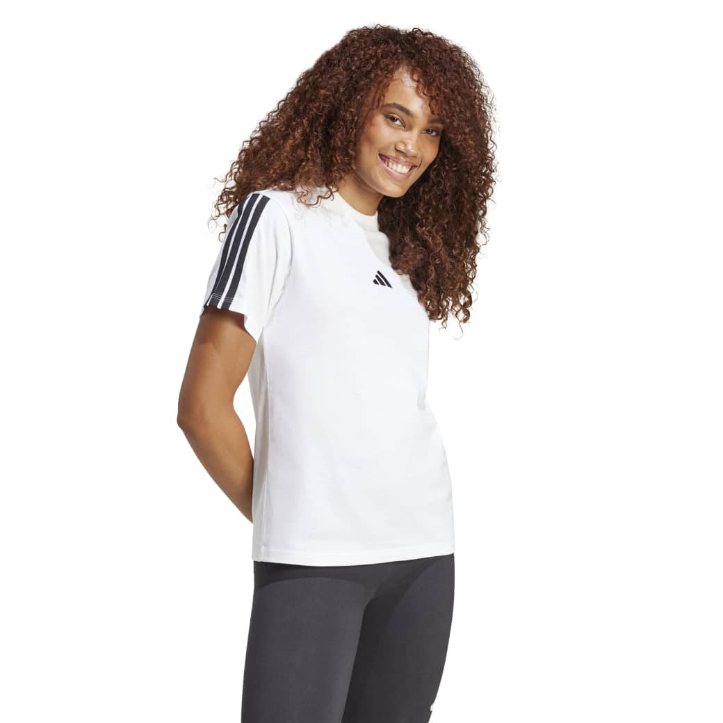 Modelo usando camiseta Adidas Essentials branca vista lateral com listras pretas